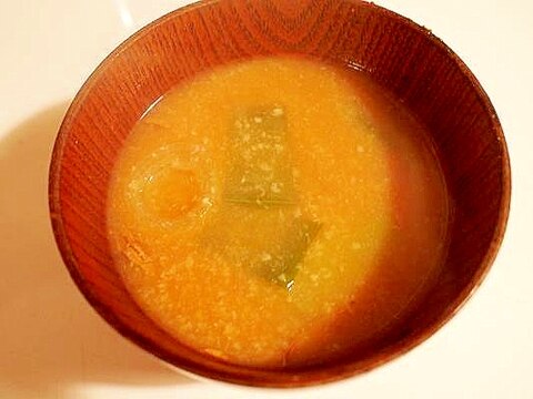 素朴 下田葱と若布で粕汁♪